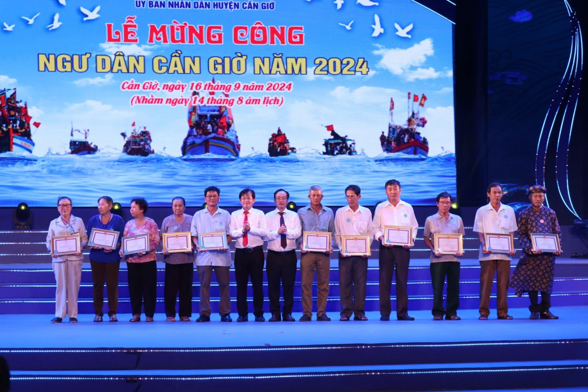 UBND huyện Cần Giờ tặng giấy khen cho các cá nhân có thành tích lao động, sản xuất tốt và có hoạt động trùng tu, bảo tồn gìn giữ Lăng Ông Thủy Tướng