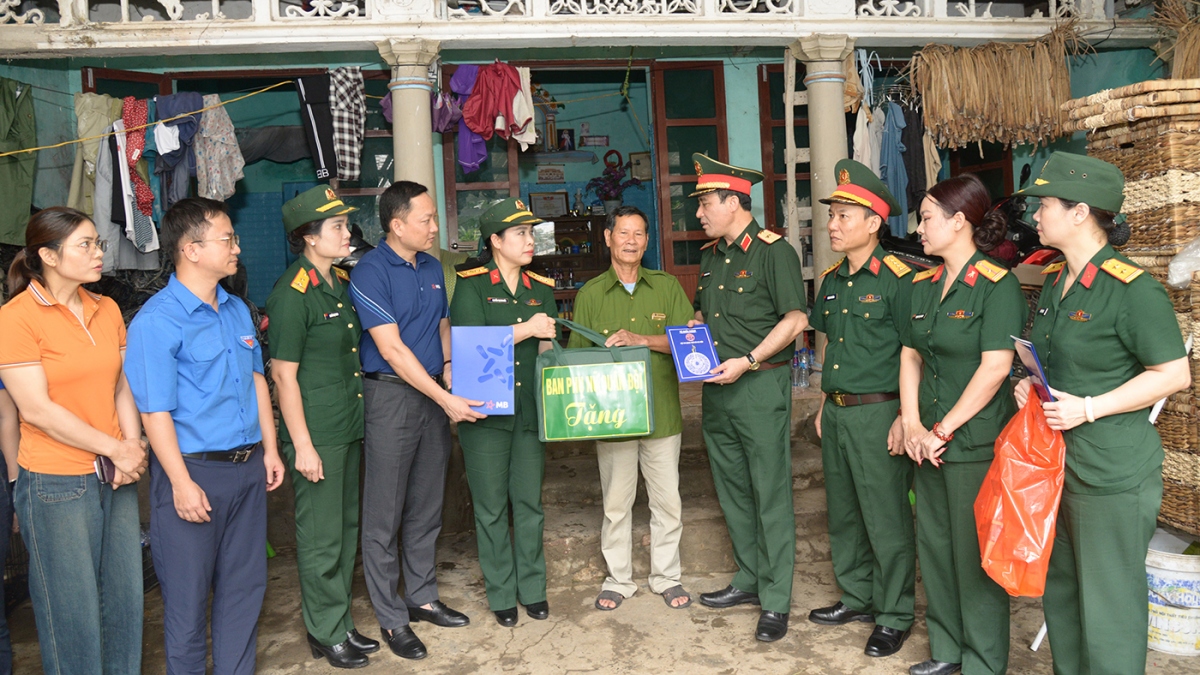 Đoàn trao quà hỗ trợ gia đình có hoàn cảnh khó khăn bị ảnh hưởng của mưa bão