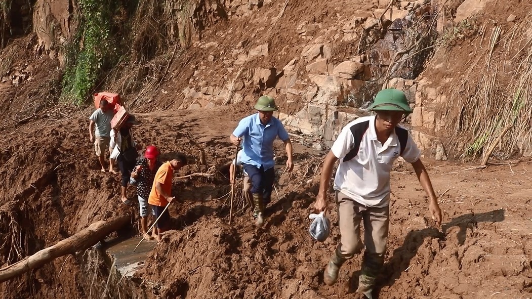 Để đến được thôn Ngải Trồ, các lực lượng phải đi bộ qua nhiều vị trí sạt lở nguy hiểm.