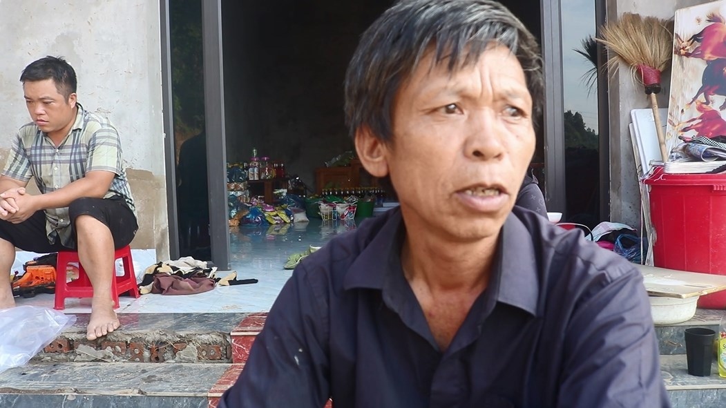 Ông Vàng Duần Phú xót xa khi toàn bộ tài sản đã bị vùi lấp.