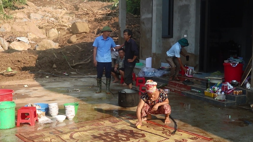 Bà con dọn dẹp sau lũ.