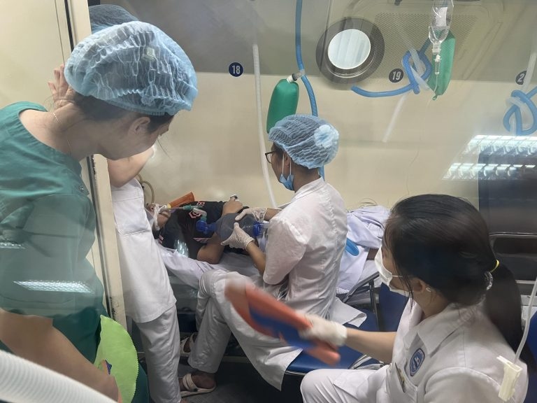 Các bác sĩ Viện Y học biển đang cấp cứu bệnh nhân (Ảnh: Viện Y học biển)