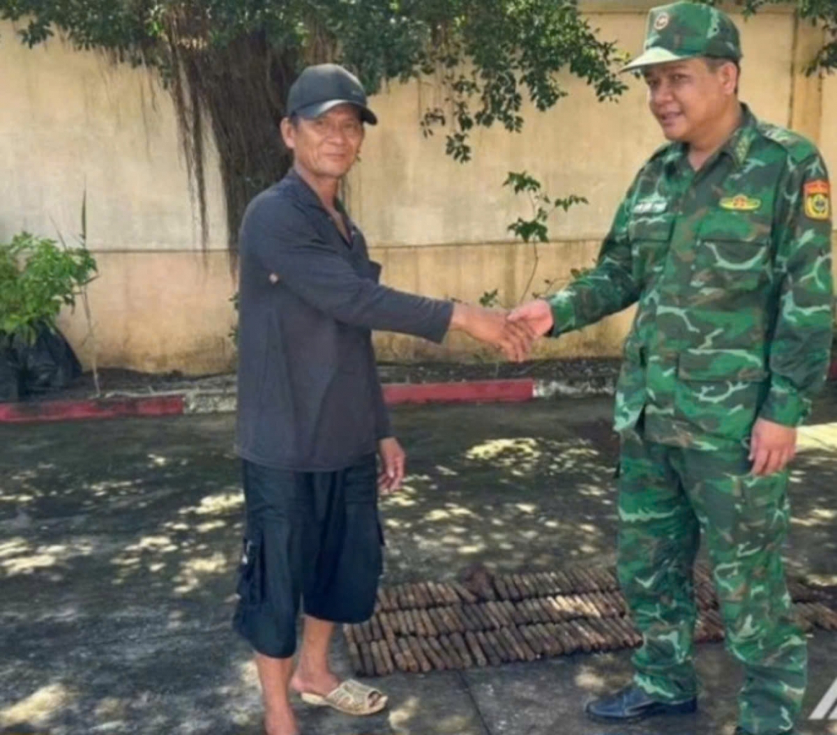 Ngư dân giao nộp các viên đạn cho bộ đội biên phòng vừa phát hiện trên biển