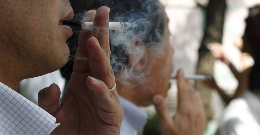 Hút thuốc lá ở Nhật Bản. Ảnh: Reuters.
