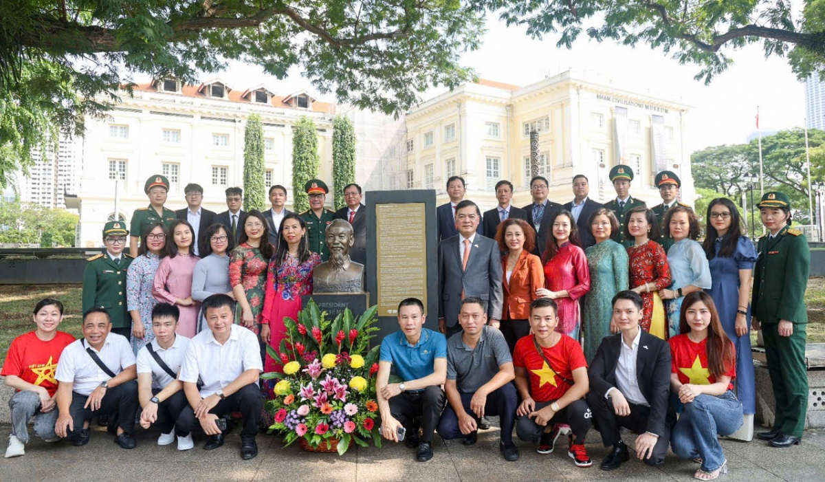 Đại sứ Mai Phước Dũng cùng tập thể cán bộ Đại sứ quán Việt Nam tại Singapore, kiều bào, sinh viên và lưu học sinh Việt Nam chụp ảnh lưu niệm bên Tượng đài Chủ tịch Hồ Chí Minh hôm 2/9/2024.