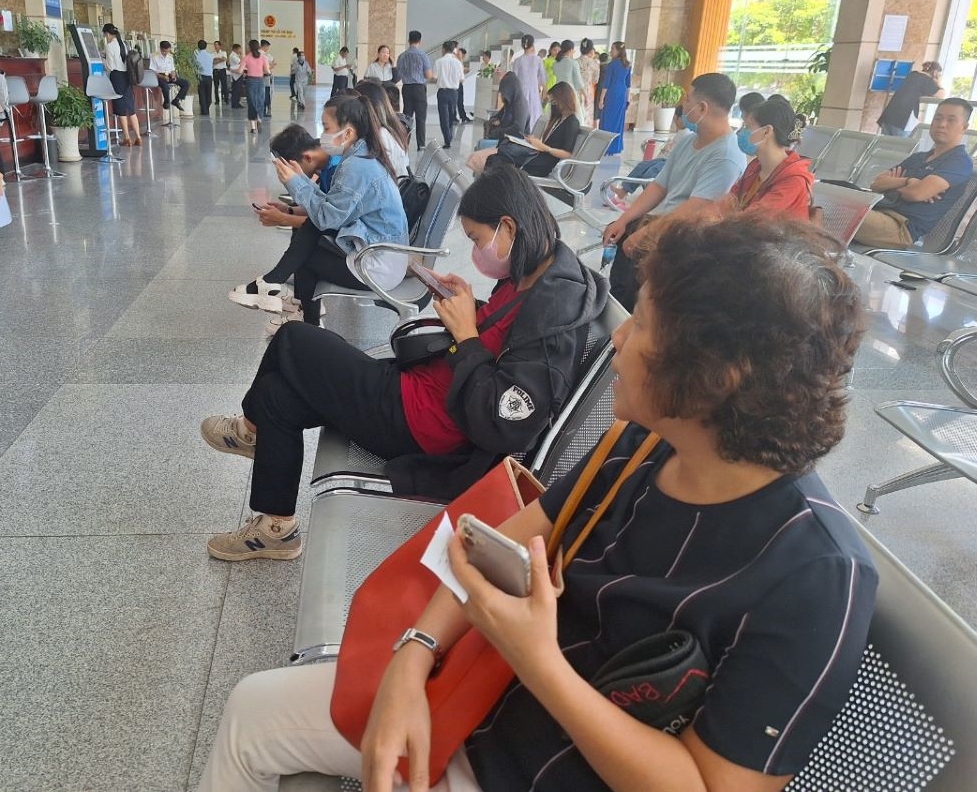 Người dân chờ nộp hồ sơ ở cơ quan thuế TP.HCM
