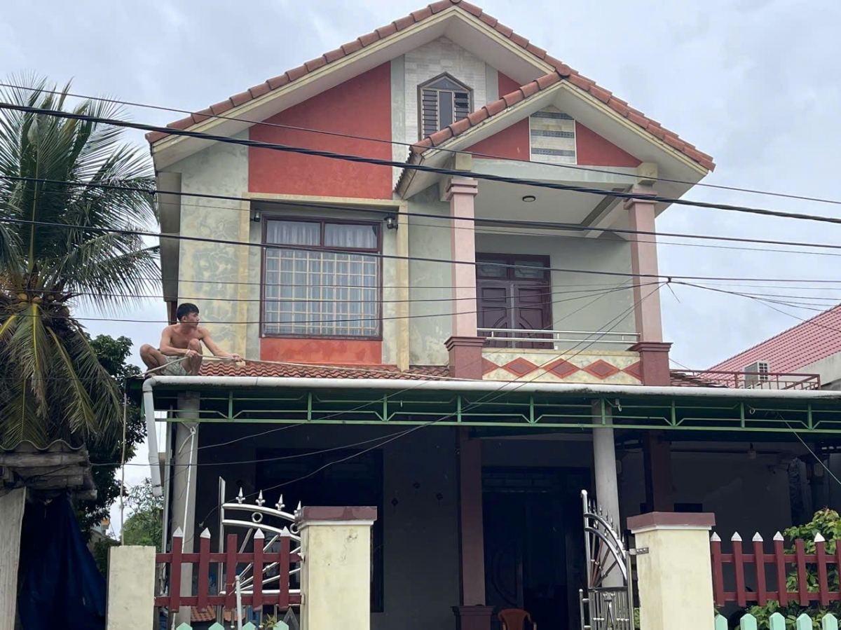 Người dân ven biển tỉnh Quảng Trị chủ động chằng chống nhà cửa ứng phó với bão số 4