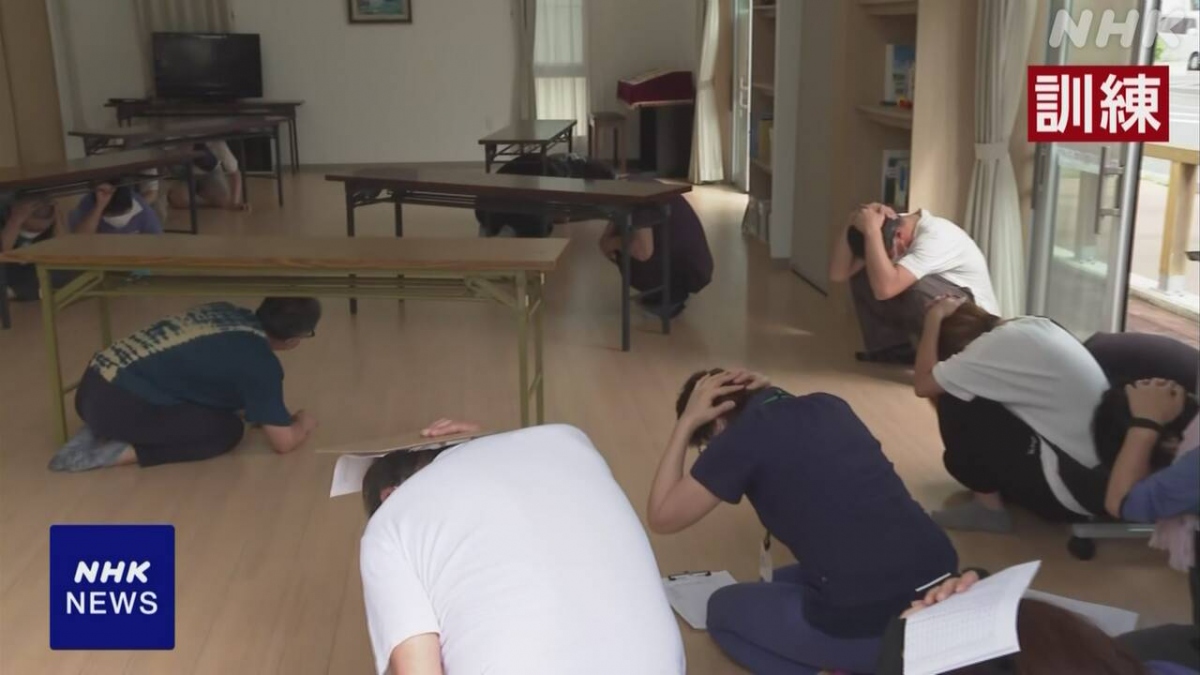 Tình huống thực hành tự bảo vệ. Ảnh: NHK