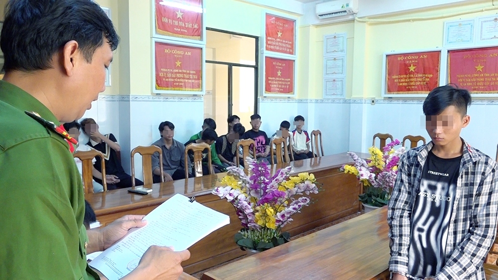 Tống đạt các Quyết định và Lệnh bắt bị can để tạm giam