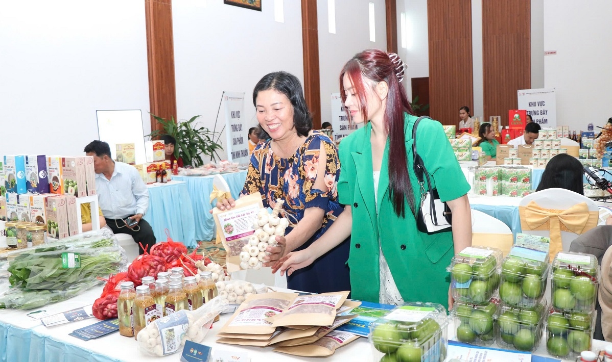 Sản phẩm đặc thù của Ninh Thuận được giới thiệu tại chương trình. (Ảnh: B.H)