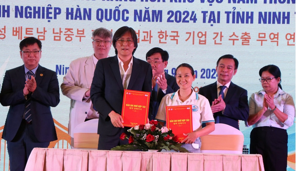 Các doanh nghiệp Hàn Quốc và Việt Nam ký kết bản ghi nhớ hợp tác. (Ảnh: B.H)