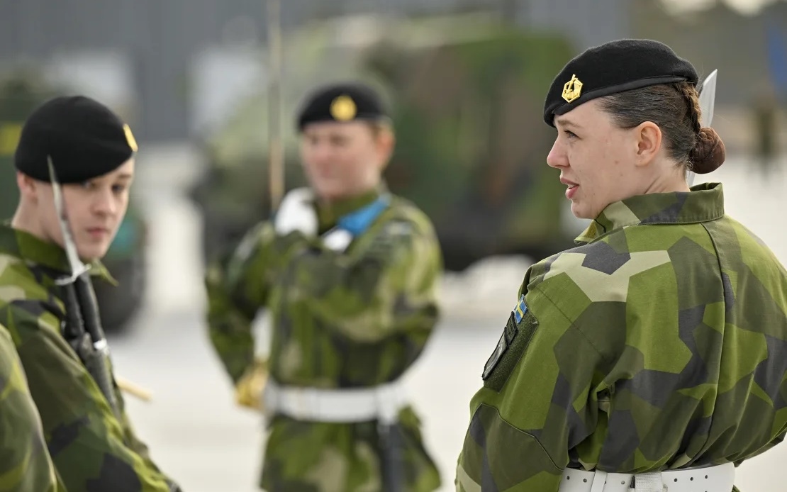 Nữ quân nhân Thụy Điển thuộc khối NATO. Ảnh: Bloomberg.