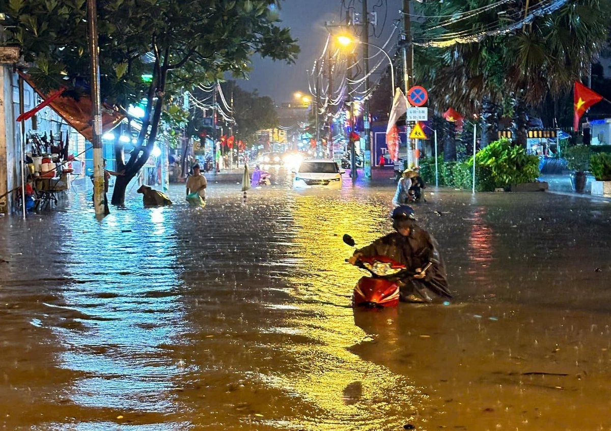 Nước ngập hết yên xe, xe chết máy phải dắt bộ quãng đường dài