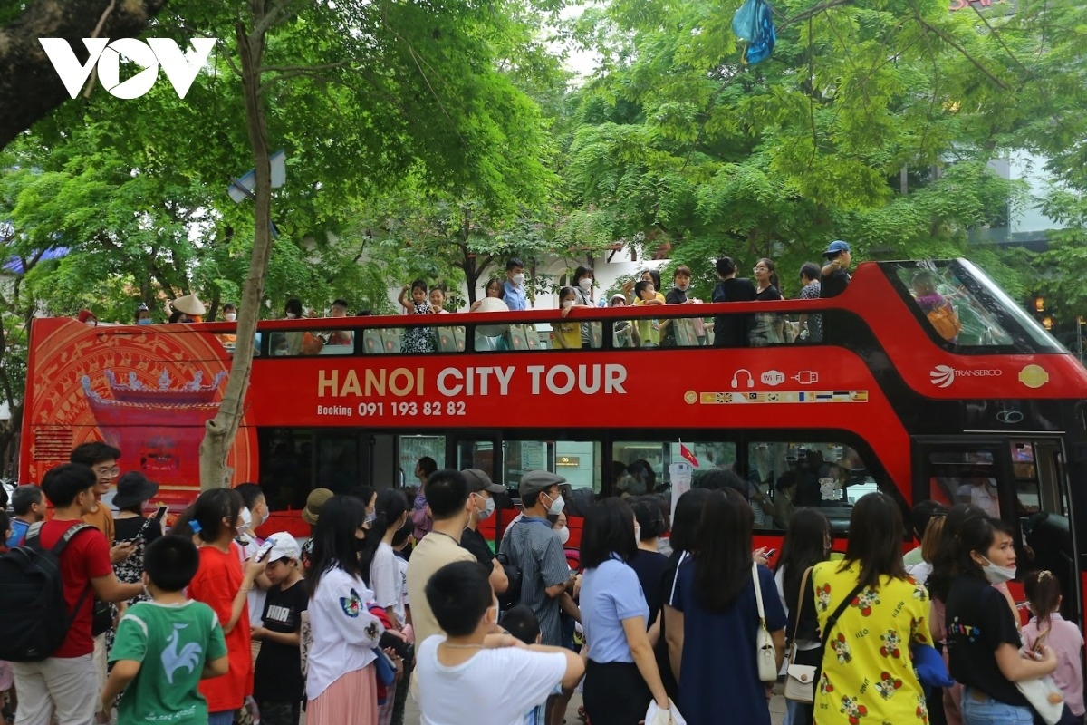 Xe ô tô 2 tầng tại Hà Nội thu hút người dân, du khách trải nghiệm.