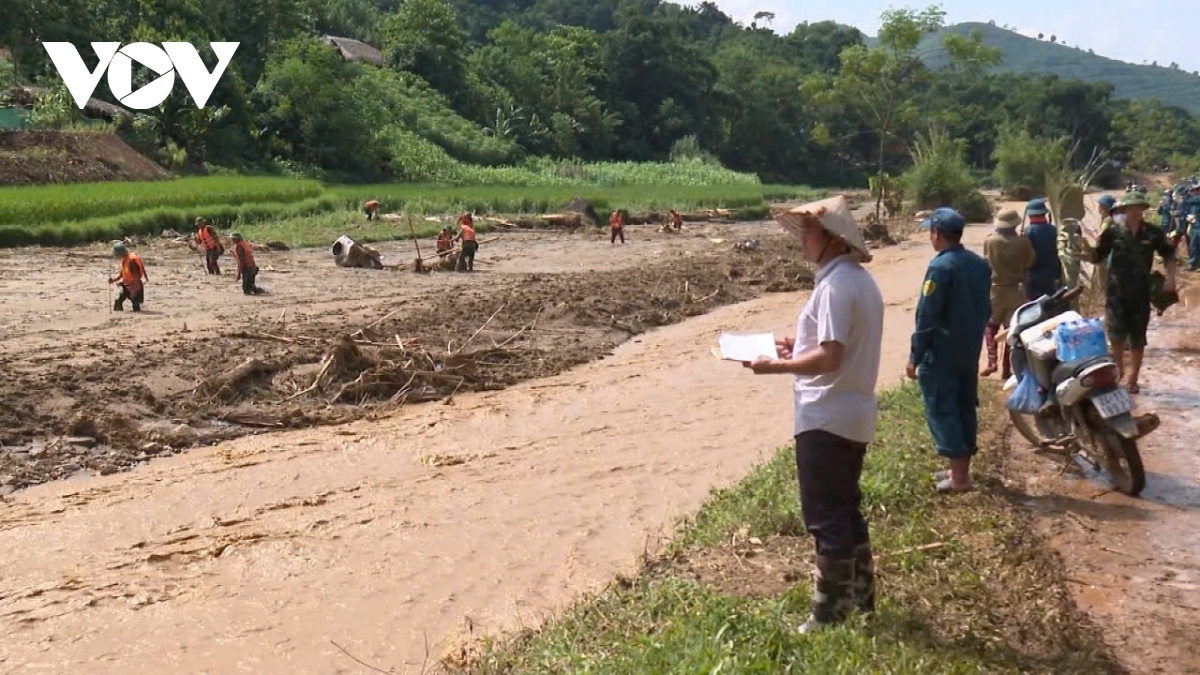Ông Hoàng Văn Diệp, trưởng thôn Làng Nủ, xã Phúc Khánh, huyện Bảo Yên, Lào Cai có mặt tại hiện trường để hỗ trợ tìm kiếm người mất tích. Ảnh: Thanh Thủy/VOV- Tây Bắc 