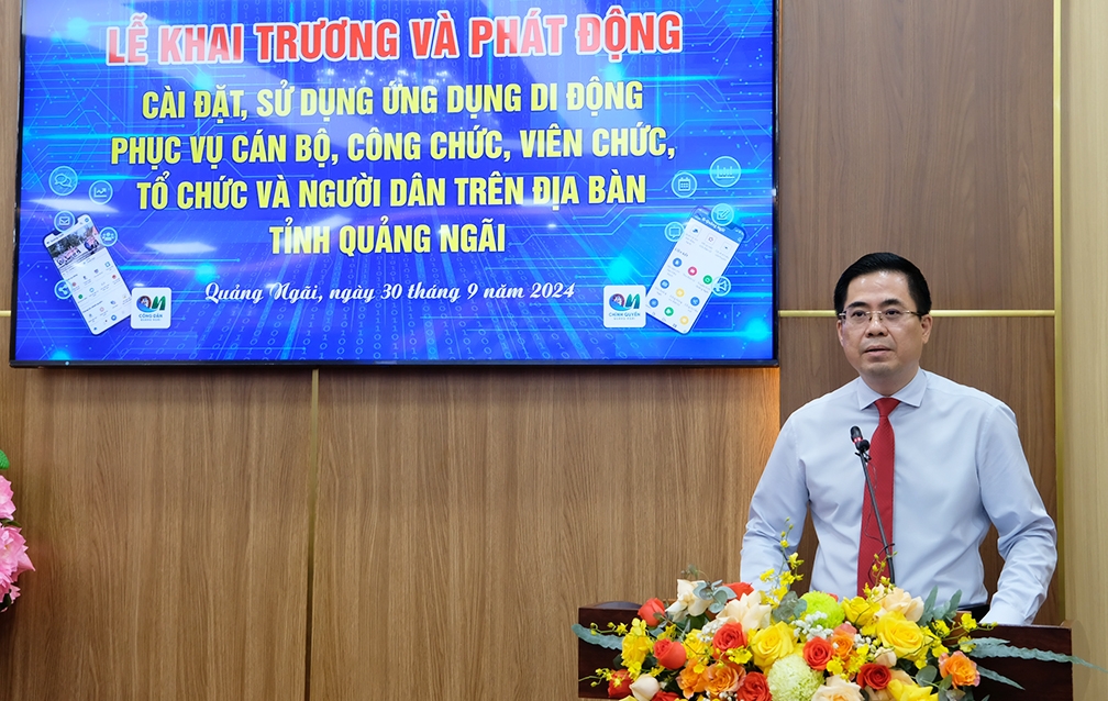 Ông Nguyễn Hoàng Giang, Chủ tịch UBND tỉnh Quảng Ngãi phát động việc cài đặt, sử dụng ứng di động