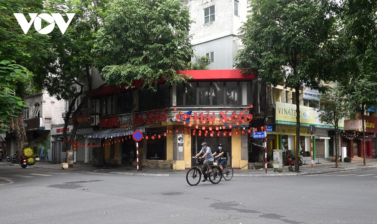 On the occasion of National Day on September 2, the streets around Hanoi are decorated with national flags, colourful flowers, banners, and slogans to celebrate the 79th National Day.