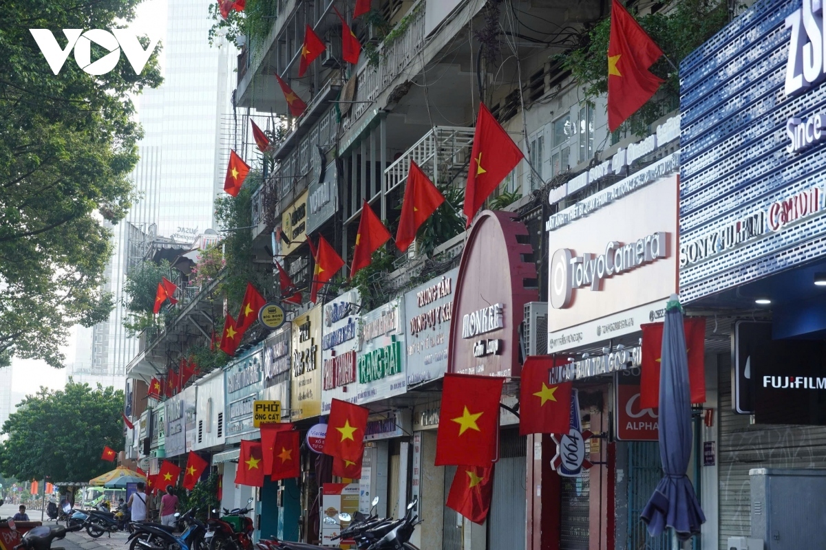 Tran Hung Dao street itself is alive with the colours of flags and flowers.