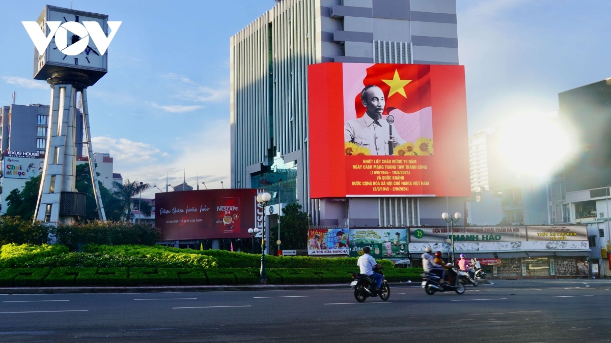 Most of the large screens in the city prominently display an iconic image of President Ho Chi Minh reading the Declaration of Independence, marking the establishment of the Democratic Republic of Vietnam.