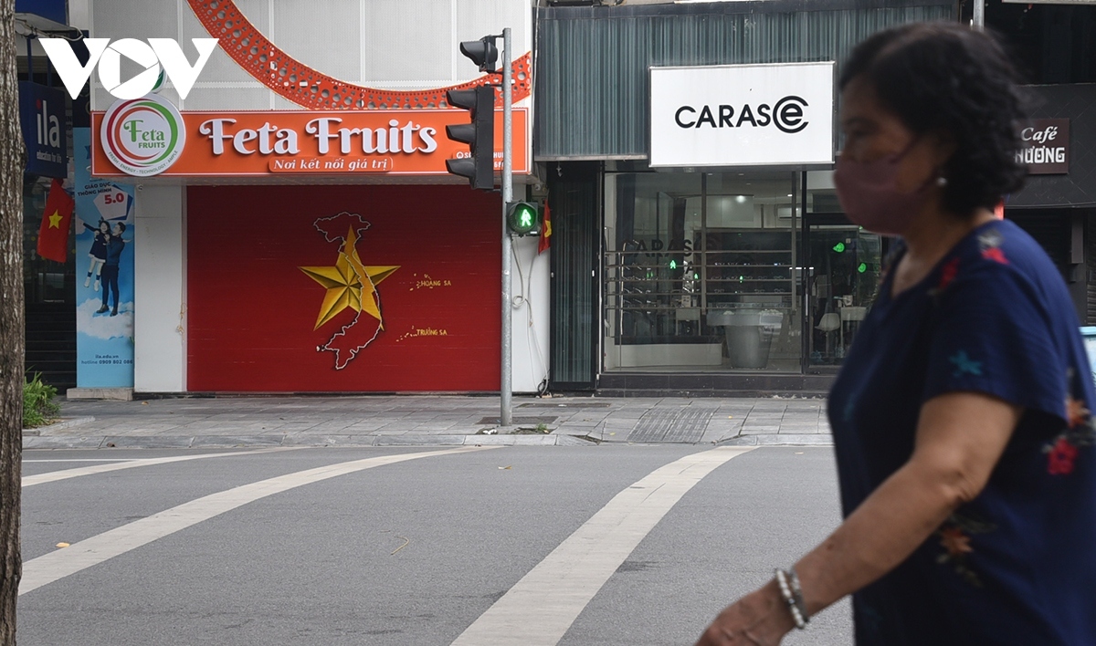 Hue street, which is usually buzzing with the noise of motorcycles and cars, becomes more tranquil.