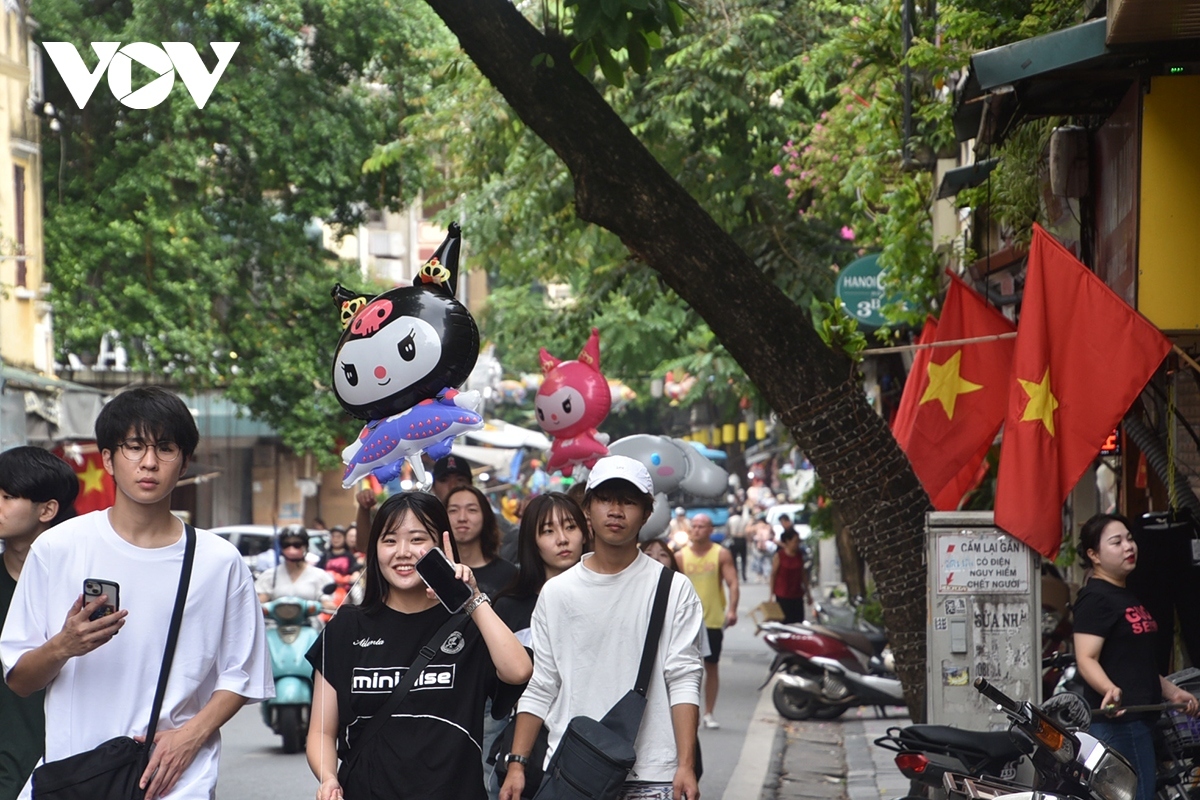 Foreign visitors can feel the peaceful atmosphere in Hanoi’s Old Quarter.