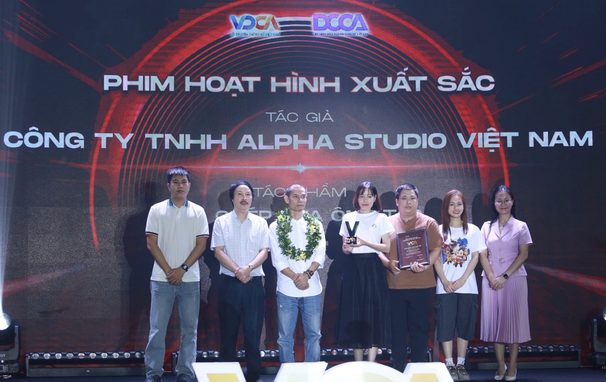 Các tác giả nhận giải “Phim hoạt hình xuất sắc" của VCA 2024. Ảnh: Anh Ngọc