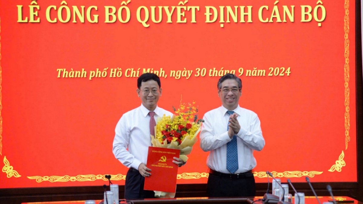 Phó Bí thư Thành ủy Nguyễn Phước Lộc trao quyết định cho ông Nguyễn Quốc Trung (ảnh: Nam Nguyễn)