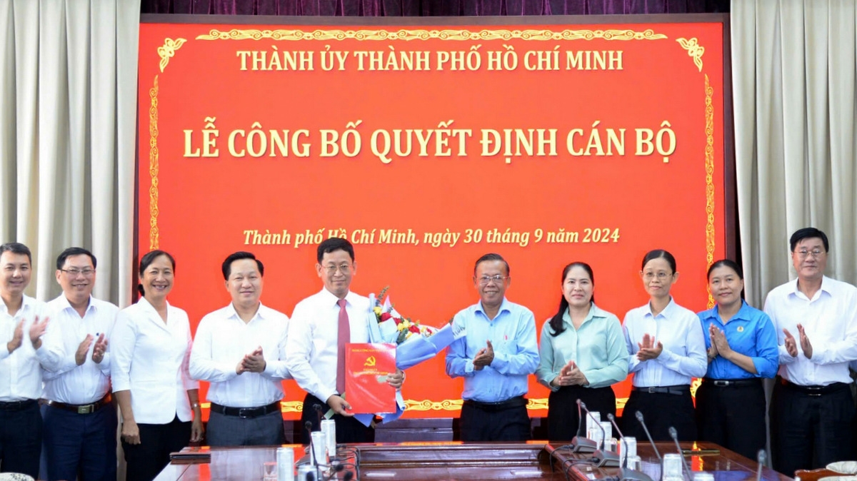 Các đại biểu chúc mừng ông Trần Quốc Trung (ảnh: Nam Nguyễn)