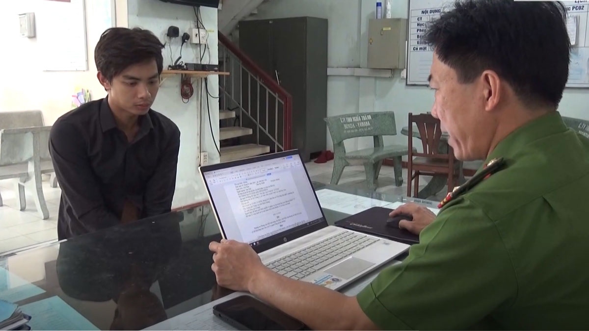 Phong khai nhận hành vi phạm tội của mình. Ảnh: CA