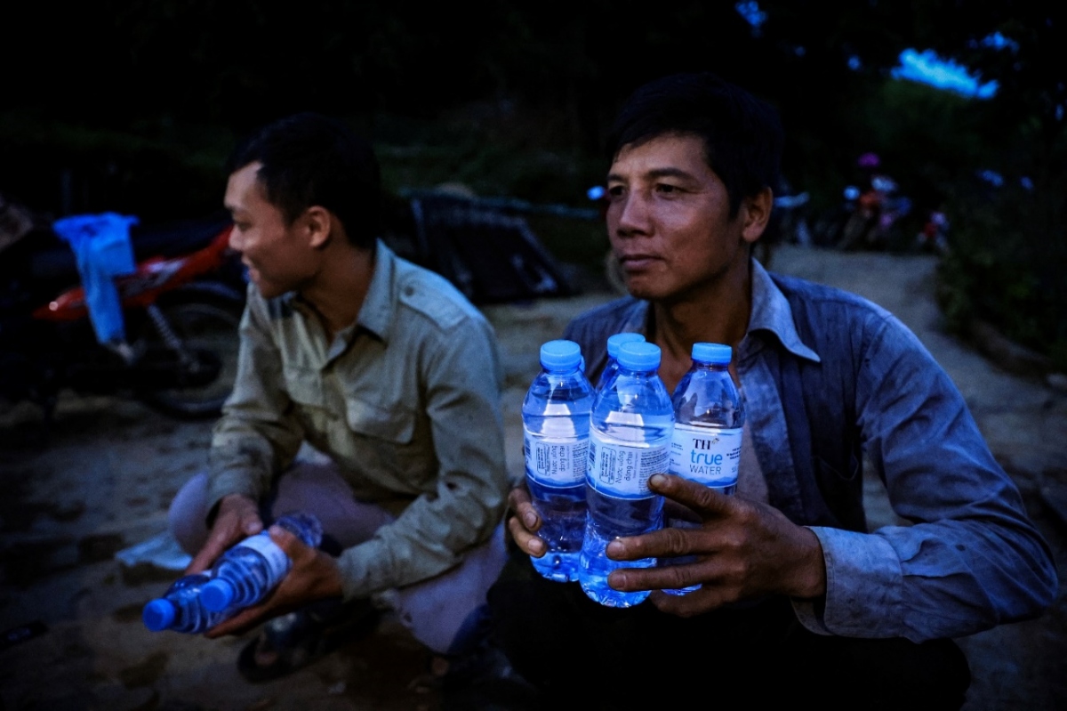 Nước tinh khiết TH true WATER là nguồn tiếp sức kịp thời cho bà con.
