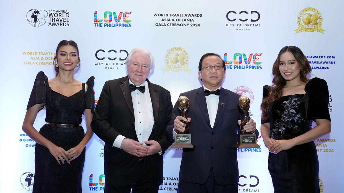 Ông Graham Cooke (thứ hai từ trái sang), nhà sáng lập và chủ tịch World Travel Awards chúc mừng Vietjet và trao cúp cho Phó TGĐ Đỗ Xuân Quang