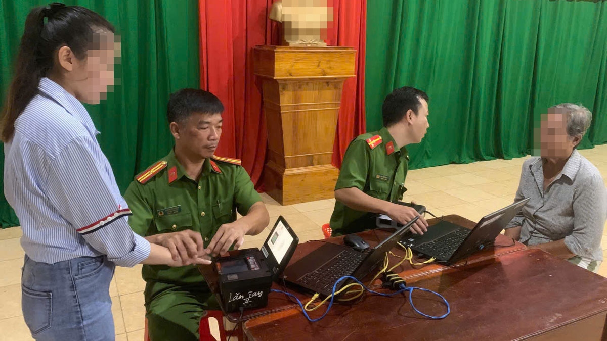 Cấp căn cước công dân cho phạm nhân được đề nghị đặc xá (ảnh: CA)