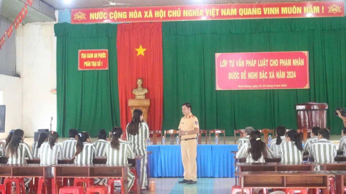 Tư vấn pháp luật cho phạm nhân được đề nghị đặc xá (ảnh: CA)