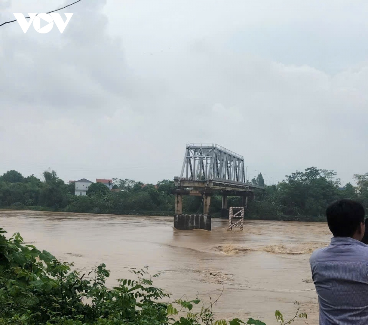Hiện trường vụ sập cầu Phong Châu.