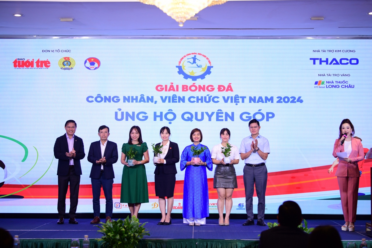 Ban tổ chức Giải bóng đá công nhân, viên chức Việt Nam 2024 tiếp nhận 1,1 tỷ đồng của các đơn vị tài trợ ủng hộ đồng bào các tỉnh phía Bắc bị ảnh hưởng do thiên tai. (Ảnh: Quang Định)