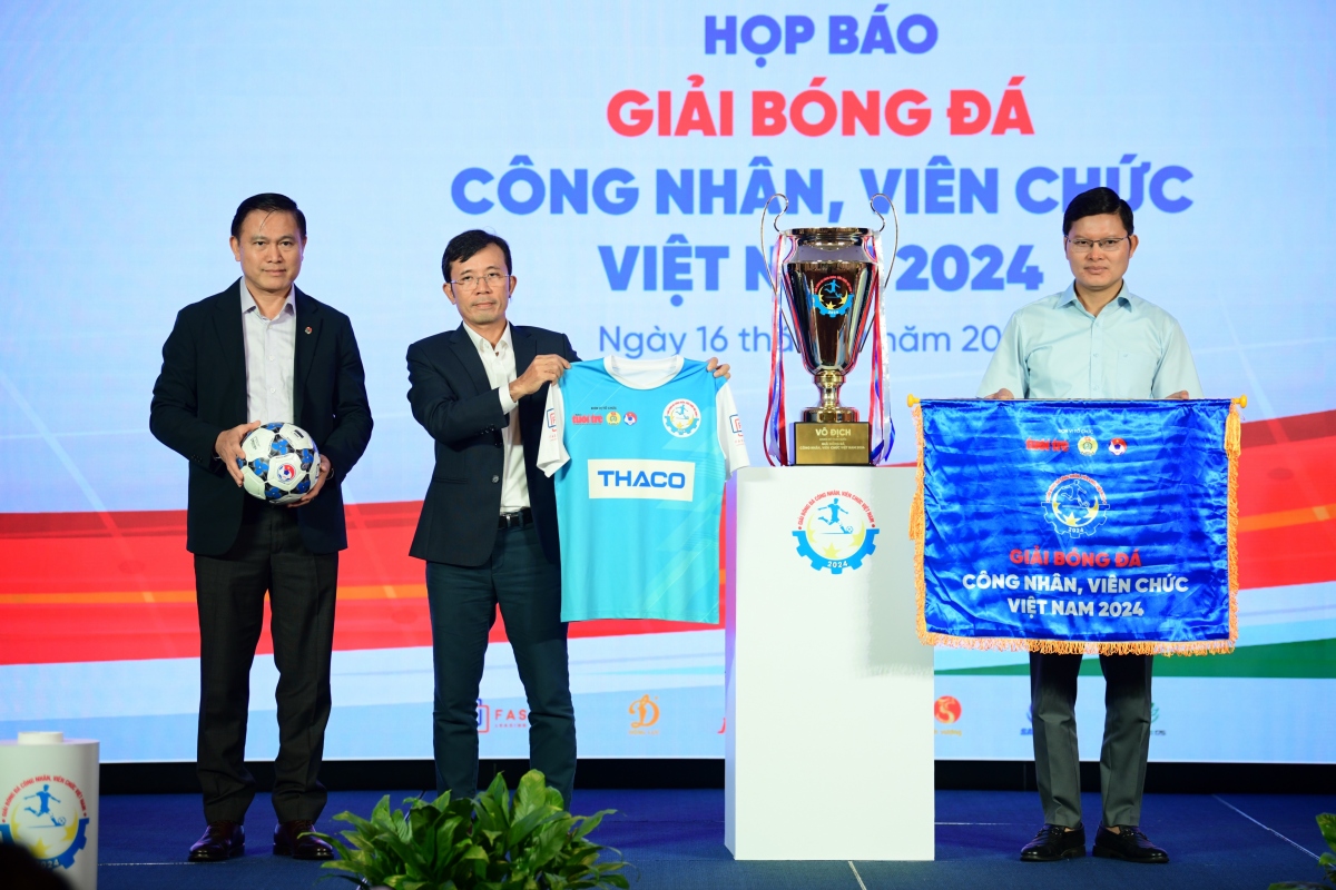 Ra mắt, giới thiệu cúp vô địch, áo đấu, cờ lưu niệm và bóng thi đấu của Giải bóng đá công nhân viên chức Việt Nam 2024. (Ảnh: Quang Định)
