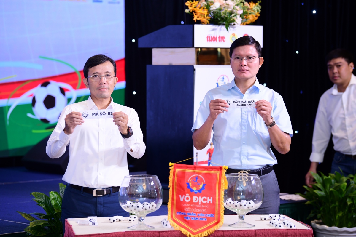 Ban tổ chức bốc thăm chia bảng các bảng đấu vòng loại Giải bóng đá công nhân, viên chức Việt Nam 2024. (Ảnh: Quang Định)