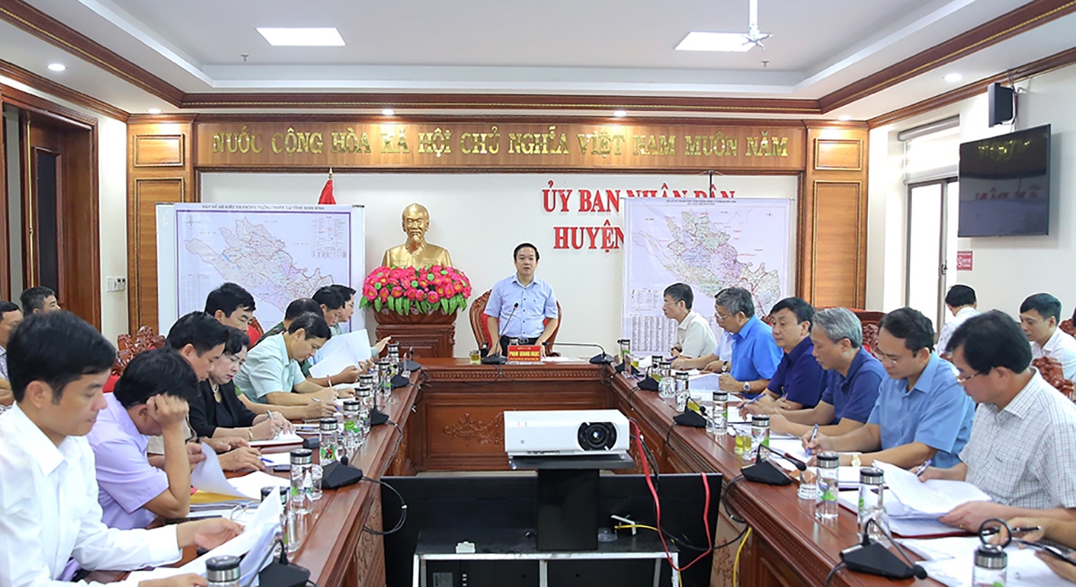 UBND tỉnh Ninh Bình họp khẩn với huyện Gia Viễn, Nho Quan và các ngành chức năng để lên các phương án xả tràn tại các tuyến đê trên sông Hoàng Long