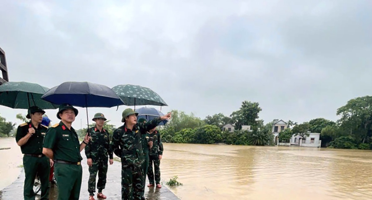 Lãnh đạo Bộ CHQS tỉnh Ninh Bình kiểm tra tuyến đê xung yếu tại huyện Nho Quan.