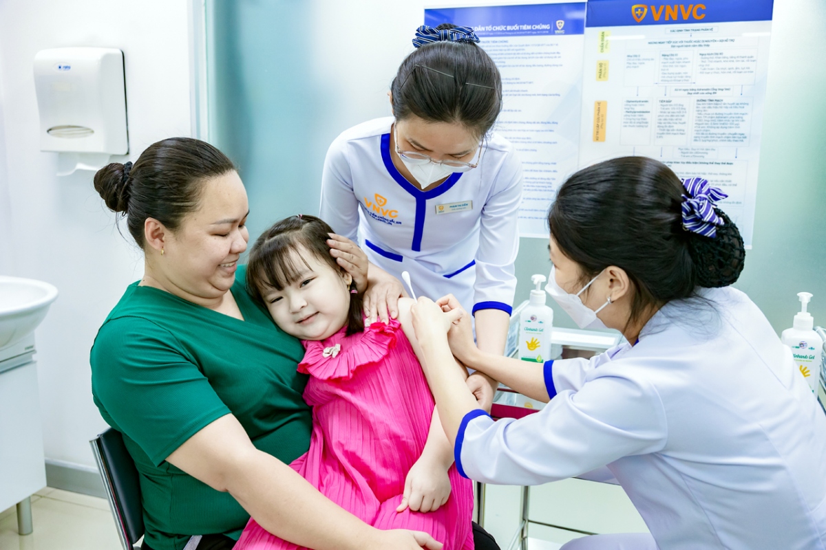 Chị Kim Yến đưa con gái Khánh Ngân đến VNVC tiêm vaccine sốt xuất huyết chiều 20/9