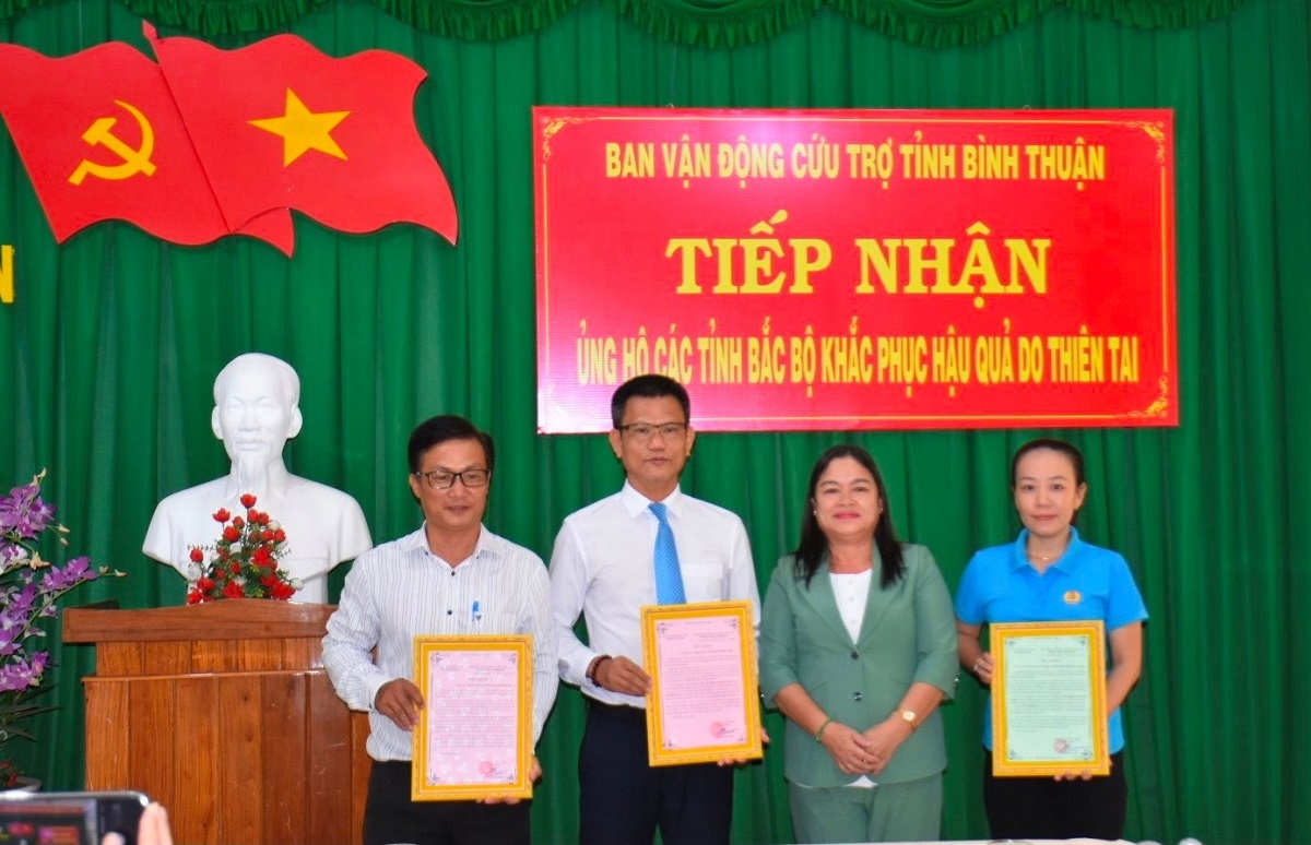 Trao thư cảm ơn của Ủy ban MTTQ Việt Nam tỉnh cho các đơn vị, doanh nghiệp ủng hộ. Ảnh: Báo BT