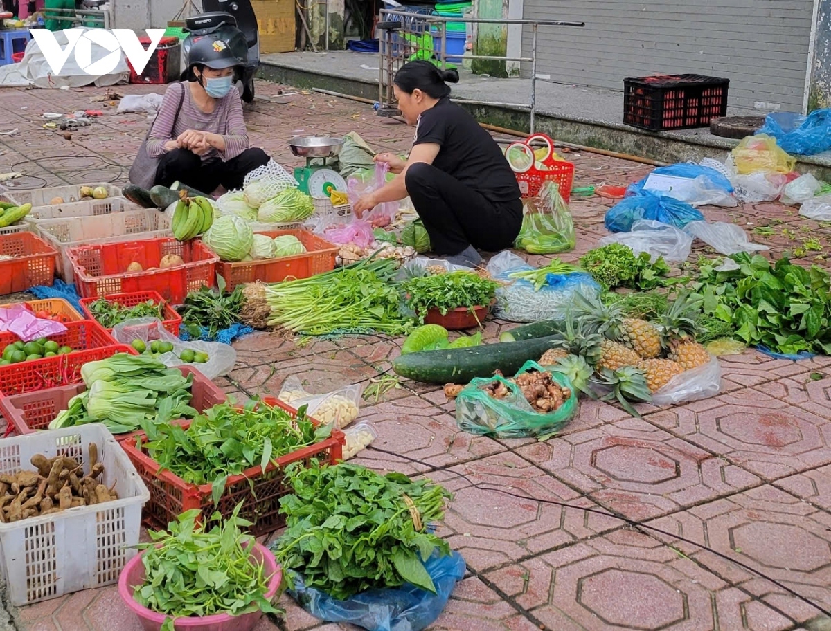 Chợ vỉa hè tại thành phố Hạ Long những ngày sau bão