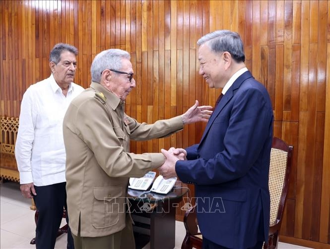 Tổng Bí thư, Chủ tịch nước Tô Lâm gặp Lãnh tụ Cách mạng Cuba, Đại tướng Raúl Castro Ruz. Ảnh: Lâm Khánh/TTXVN