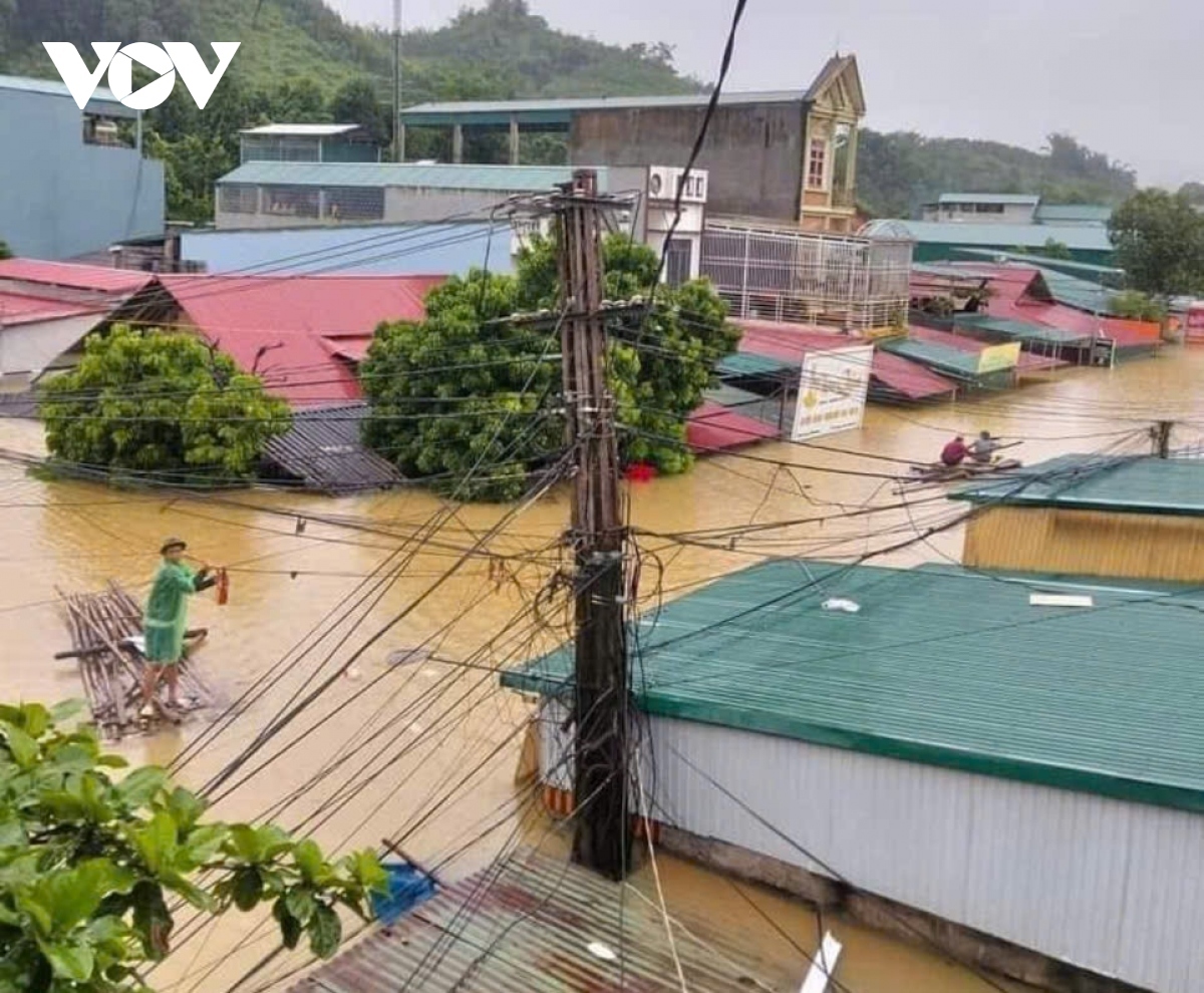 Dan Thuong commune in the northern province of Phu Tho is left isolated due to rising floodwater levels on the morning of September 11.