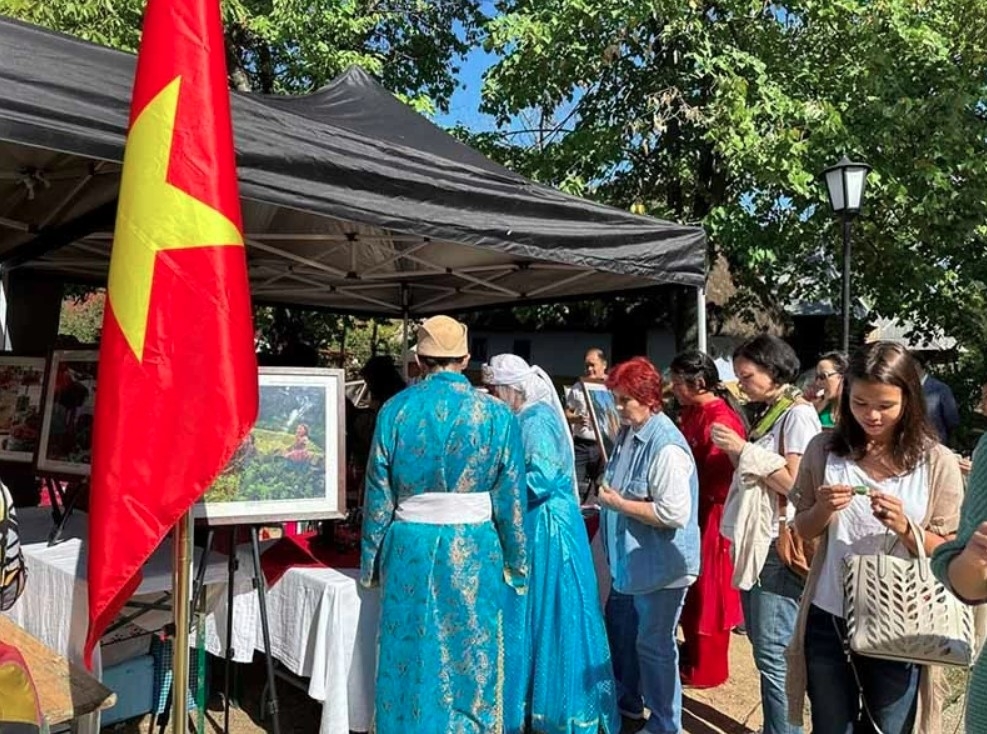 The Vietnamese booth showcases photographs and paintings of the country’s variety of landscapes and culture, attracting plenty of visitors, especially youngsters.