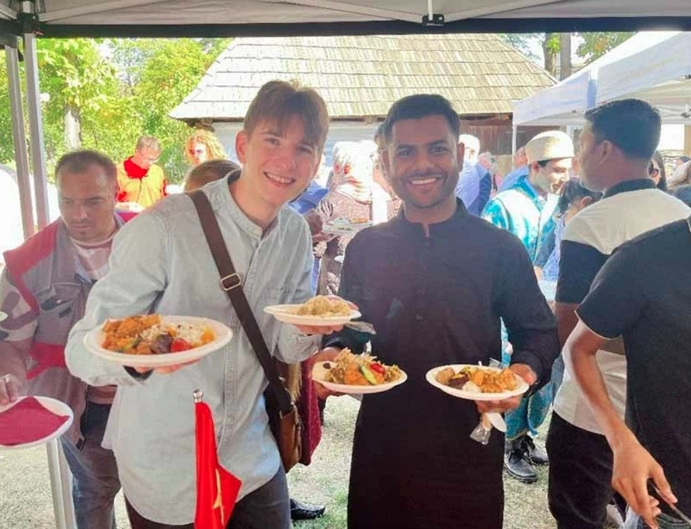 During the course of the festival, the Embassy of Vietnam in Romania displays a range of traditional dishes such as Bánh mì (Vietnamese baguettes) and Nem (spring rolls), as well as key Vietnamese farm products for exports such as tea and coffee.