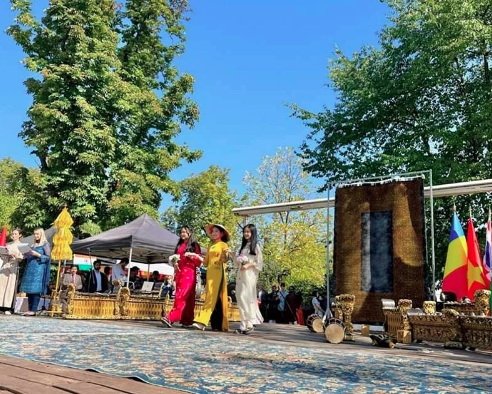 The Vietnamese booth, along with those of other Asian countries, makes a strong impression on those in attendance at the event.