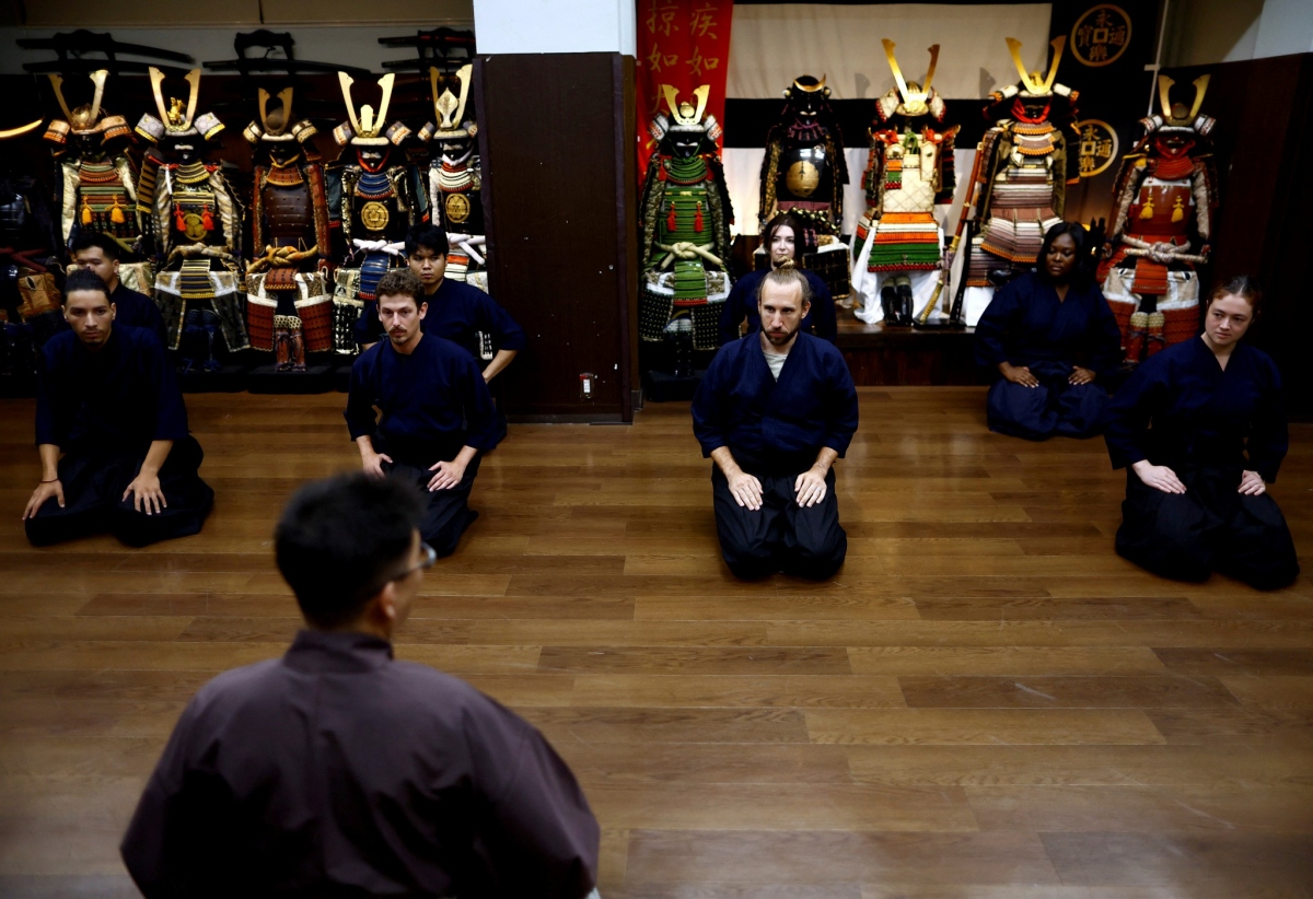 Du khách nước ngoài tham gia lớp trải nghiệm tại Võ đường "Samurai Theater Tokyo", thủ đô Tokyo, Nhật Bản. Nguồn: Reuters