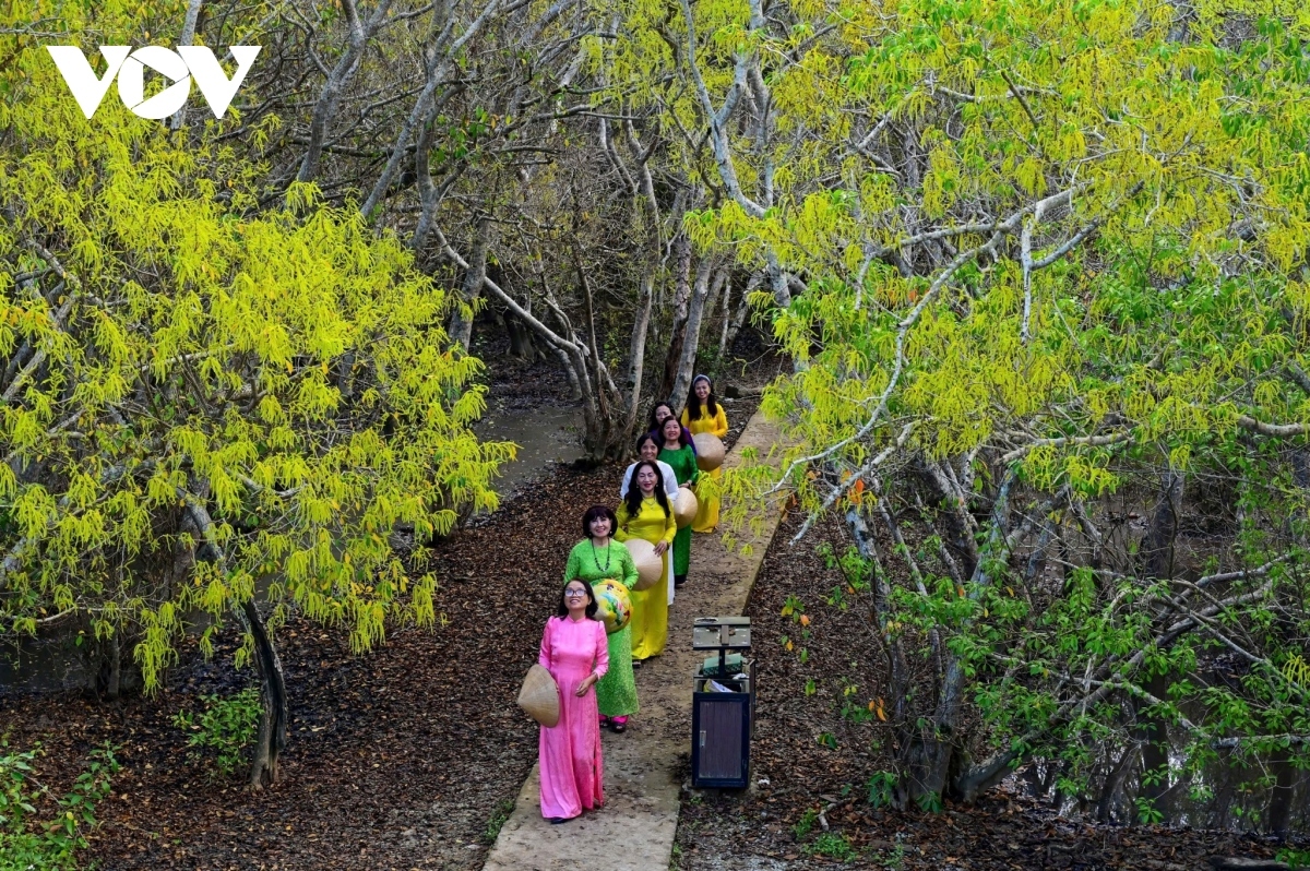 Tourists comfortably walk around Ru Cha and pose for photos here.