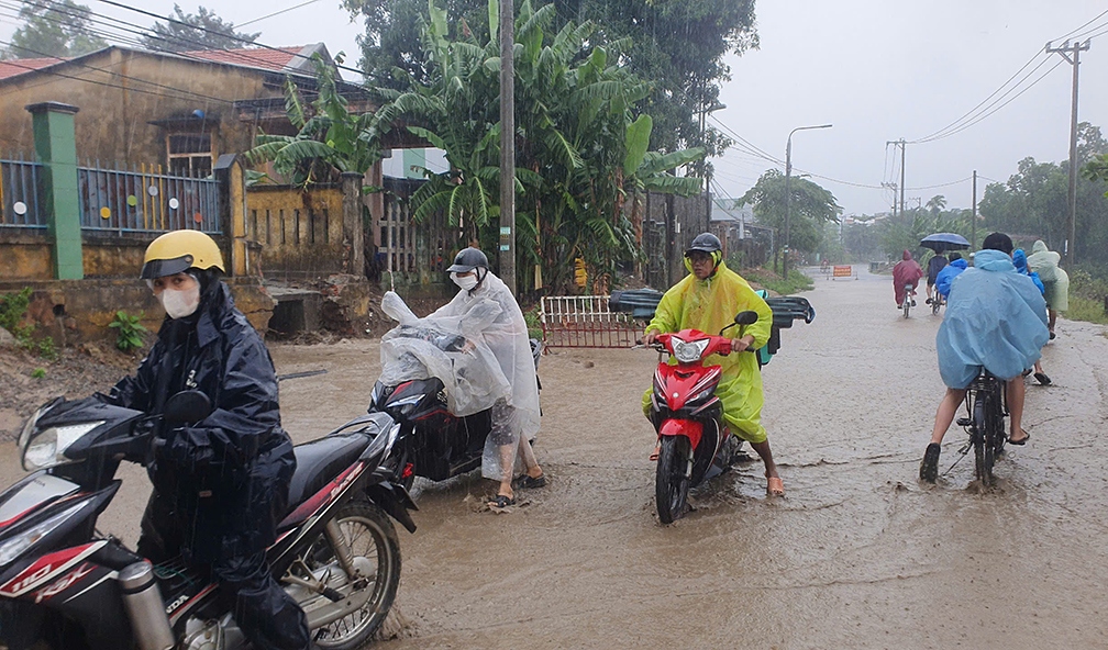 Sáng nay mưa lớn bùn tràn xuống nhiều khiến việc đi lại của bà con khó khăn